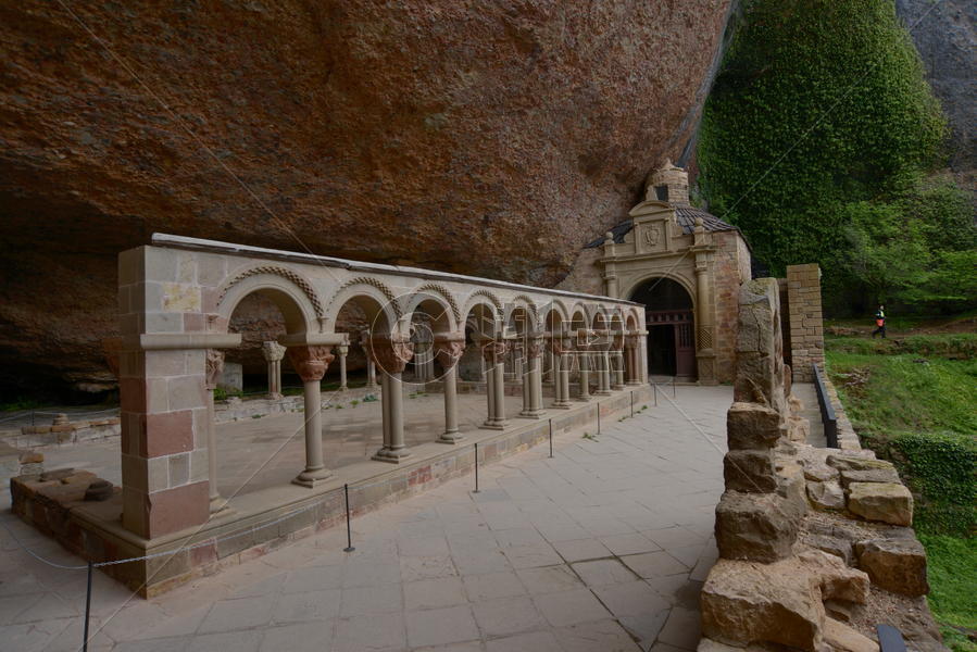 西班牙韦斯卡地区建在山岩下的圣詹德拉佩拉修道院图片素材免费下载