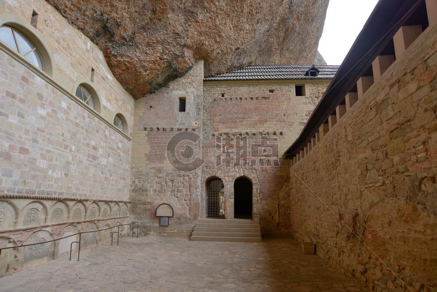 西班牙韦斯卡地区建在山岩下的圣詹德拉佩拉修道院图片素材免费下载