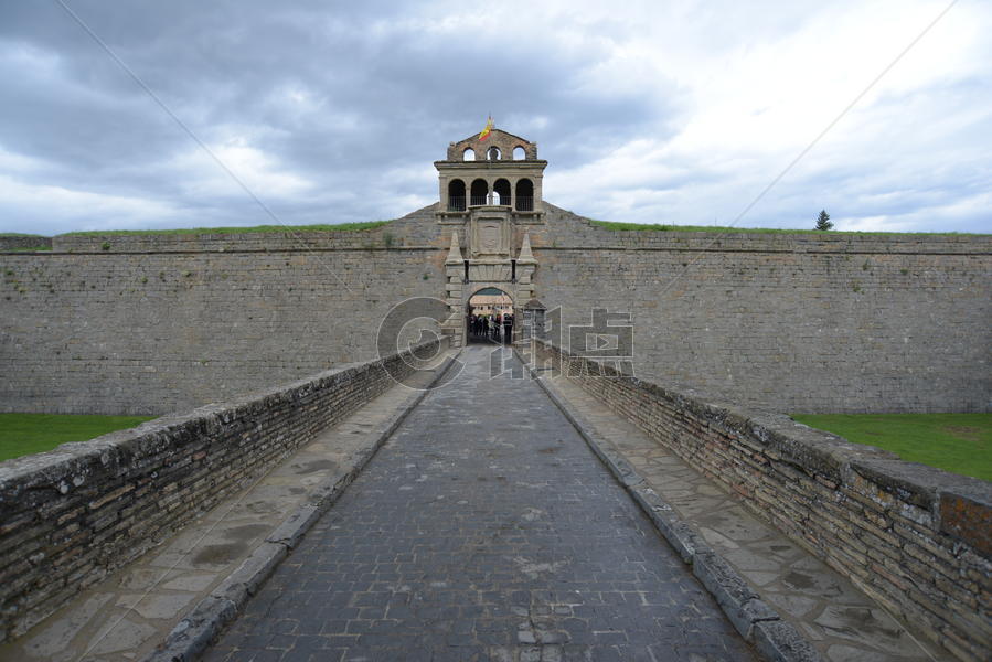 西班牙韦斯卡地区有着五百年历史的哈卡要塞兵营图片素材免费下载