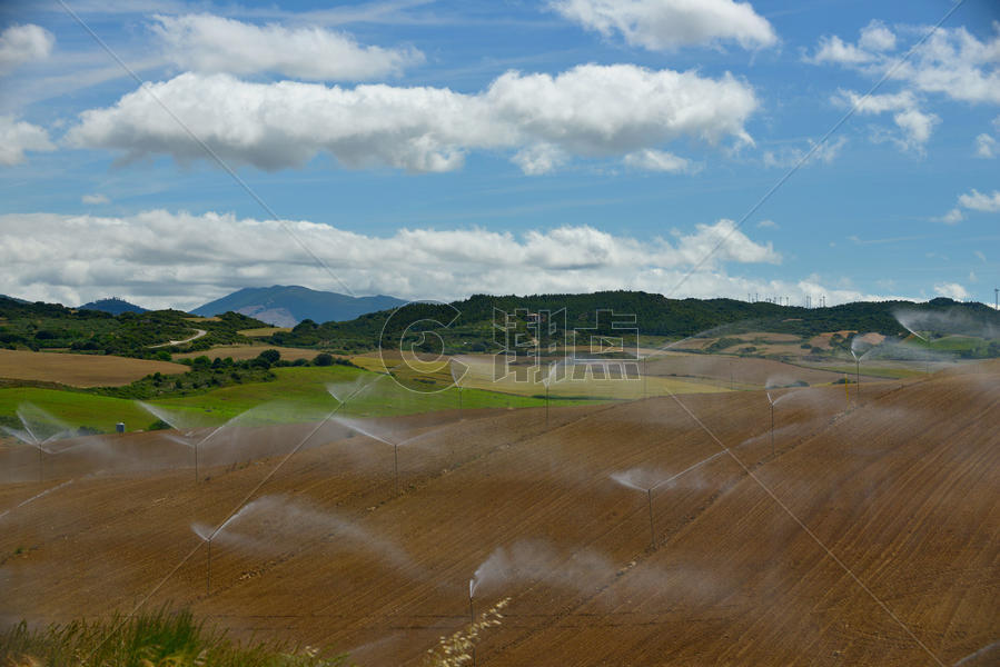 西班牙布尔果斯附近田野中的自动喷灌设备图片素材免费下载