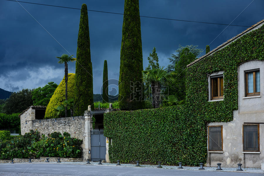 西班牙加泰罗尼亚地区巴尼奥莱斯湖畔住宅外景图片素材免费下载