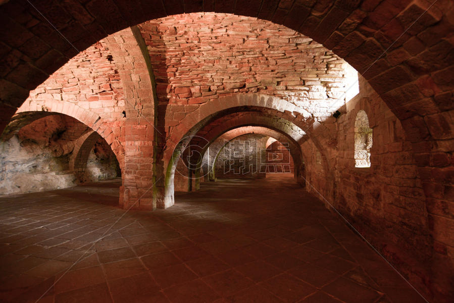 西班牙韦斯卡地区圣詹德拉佩拉修道院内地下建筑空间图片素材免费下载
