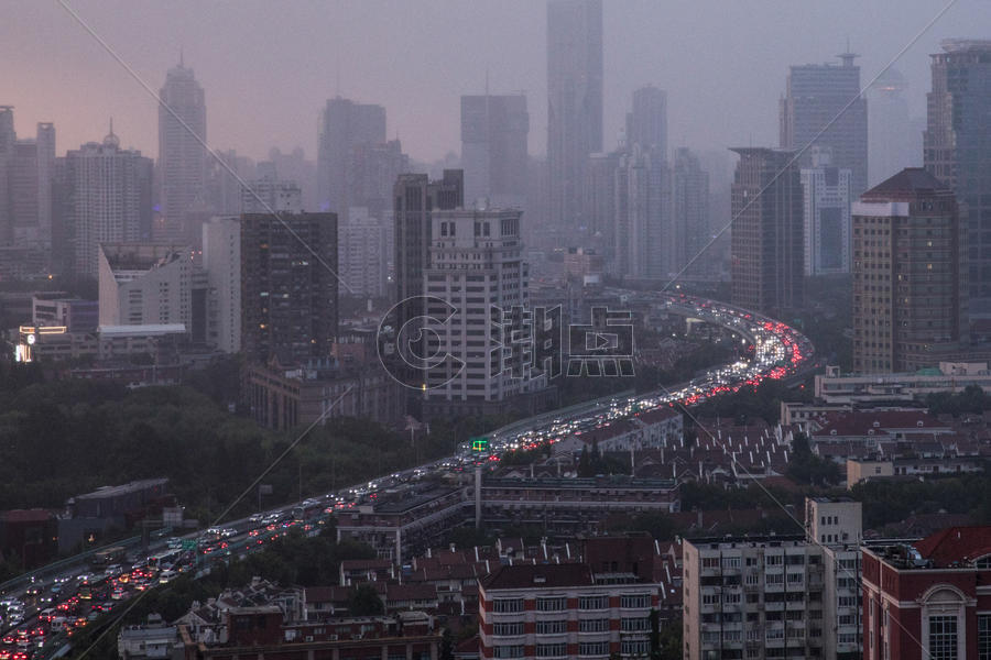 傍晚雾霾中的高架交通繁忙图片素材免费下载
