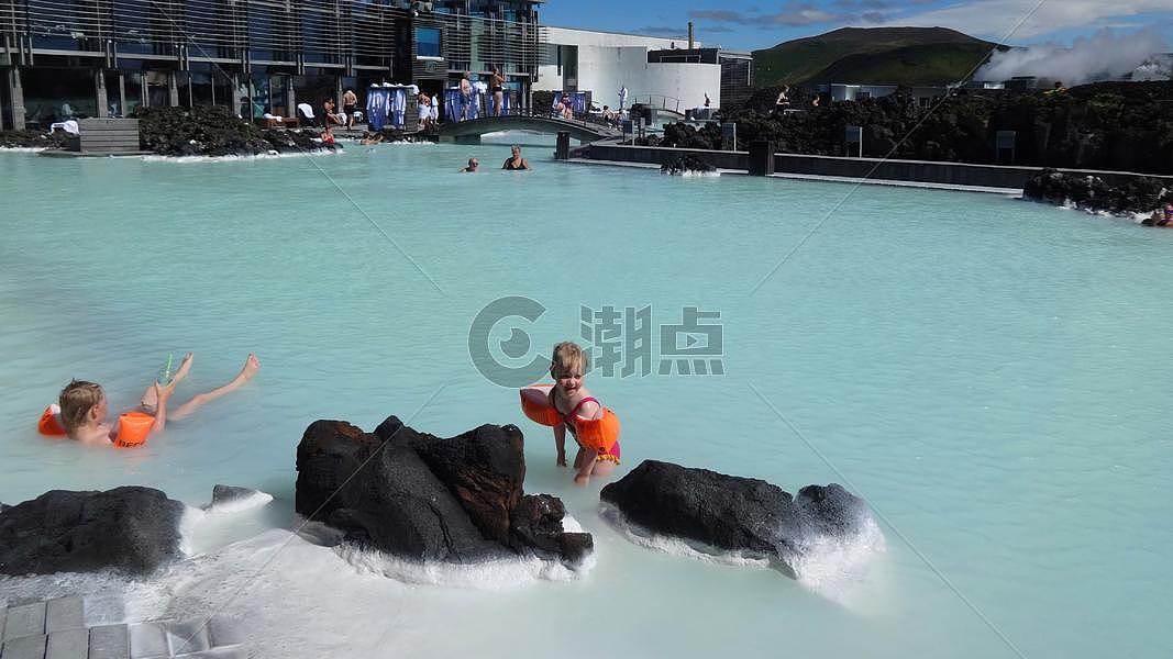 冰岛蓝湖温泉孩童戏水图片素材免费下载