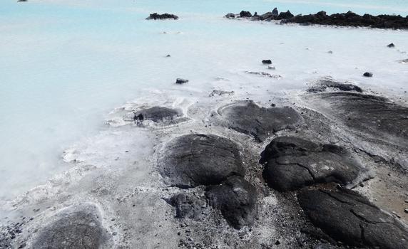 冰岛蓝湖边露出的火山岩图片素材免费下载