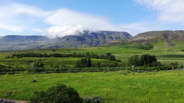 冰岛首都郊外景色云绕平顶山图片素材免费下载