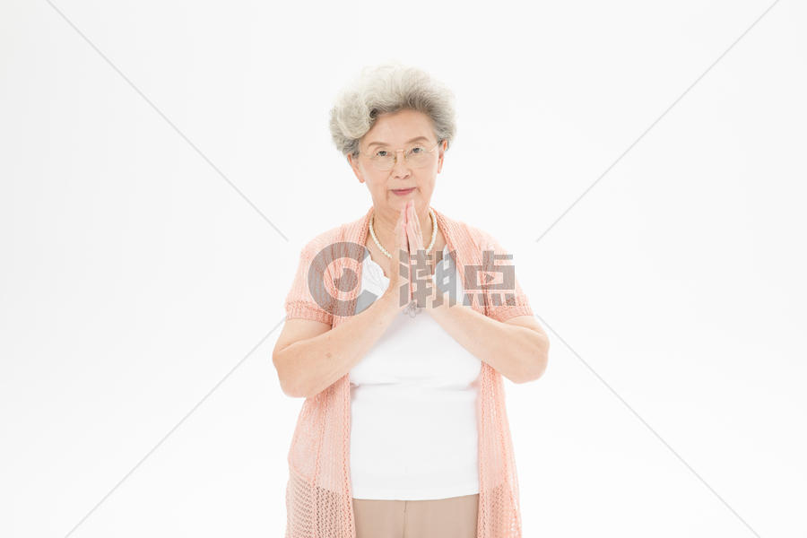老年奶奶祈祷图片素材免费下载