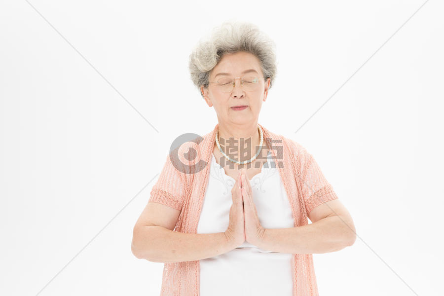 老年奶奶祈祷图片素材免费下载