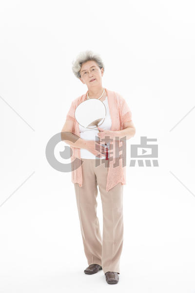 老年奶奶扇扇子图片素材免费下载