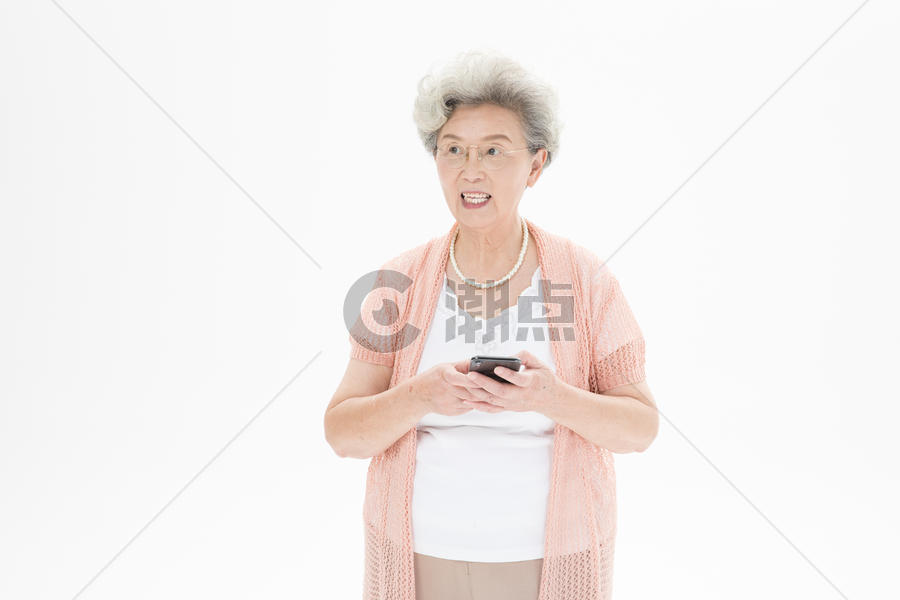 老年奶奶使用手机图片素材免费下载