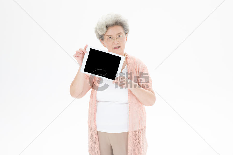 老年奶奶使用平板电脑图片素材免费下载
