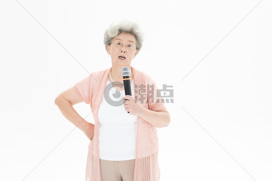 老年奶奶唱歌图片素材免费下载