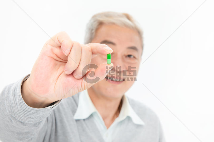 老年人吃药图片素材免费下载