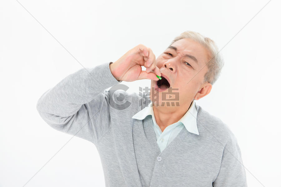 老年人吃药图片素材免费下载
