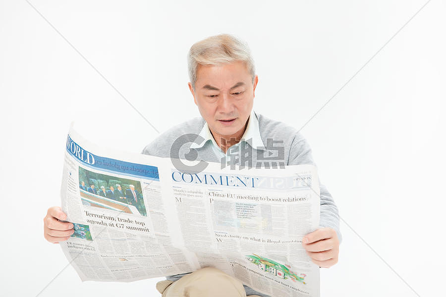 老年人看报图片素材免费下载