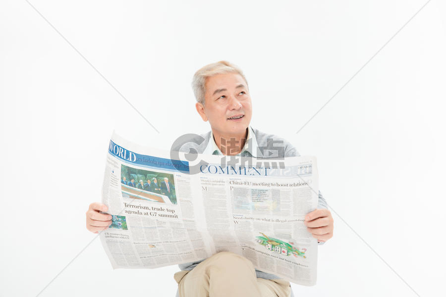 老年人看报图片素材免费下载