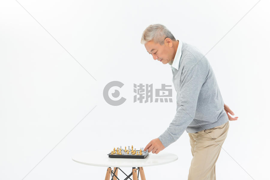 老年人观棋图片素材免费下载