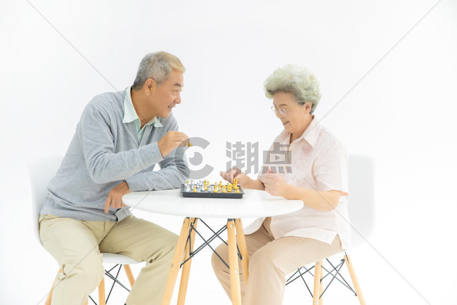 老年人下棋图片素材免费下载