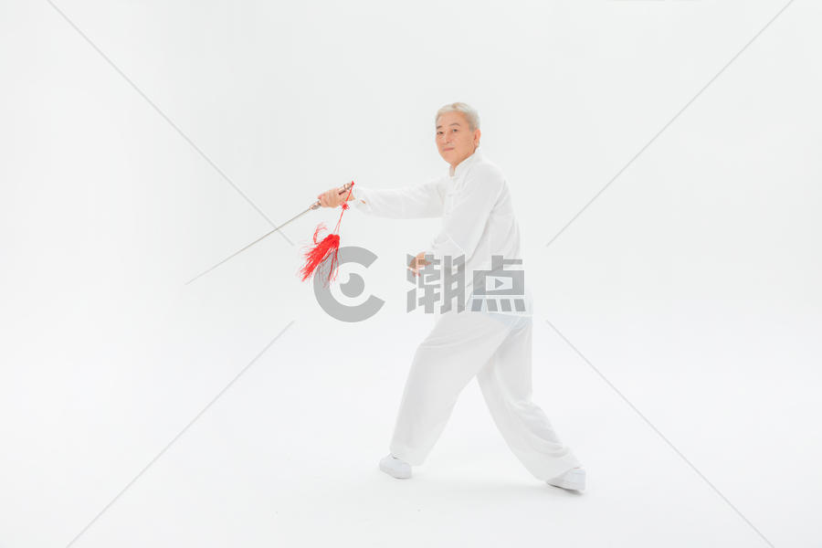 老年人舞剑图片素材免费下载