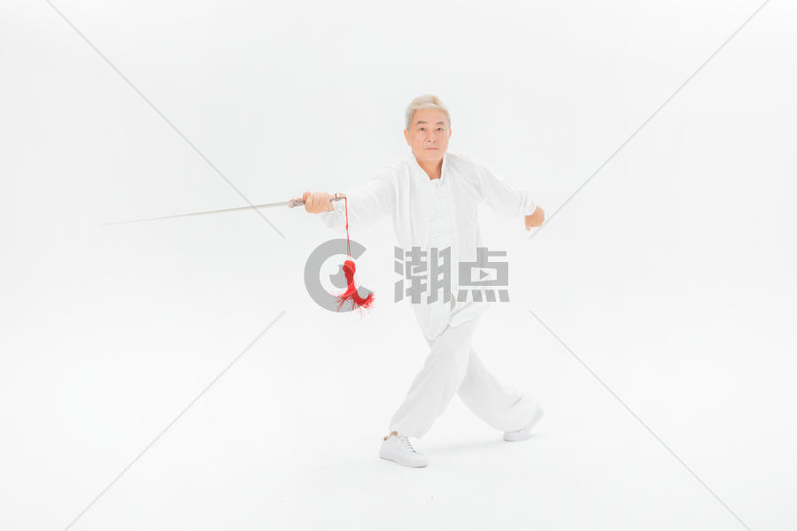 老年人舞剑图片素材免费下载