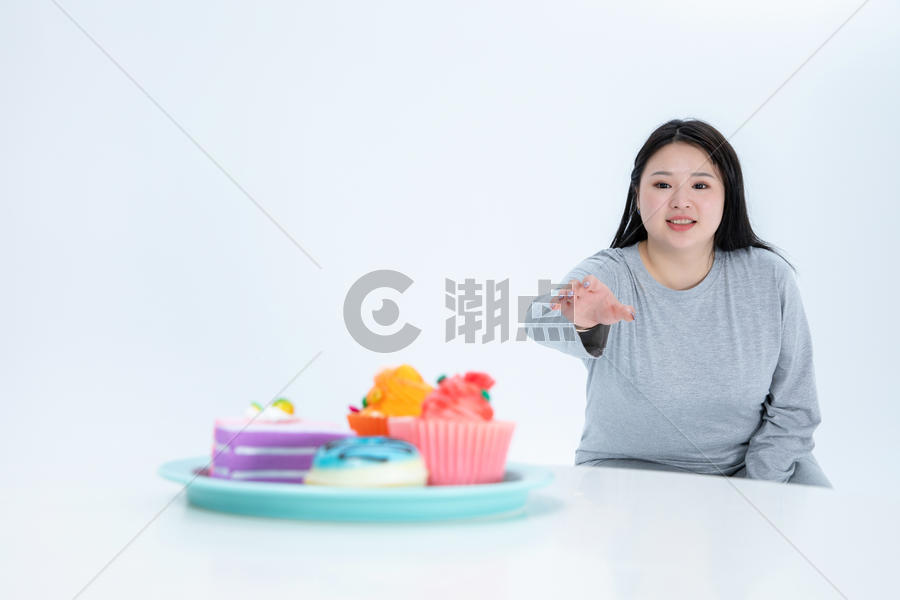胖女生与甜食图片素材免费下载