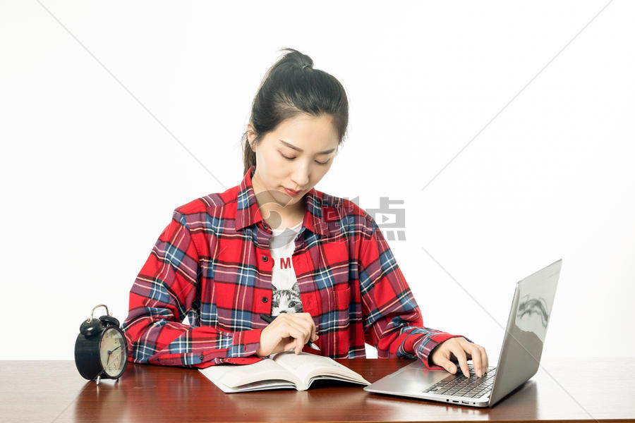 女学生学习计算机图片素材免费下载