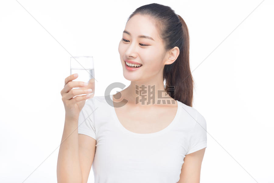 女性喝水图片素材免费下载