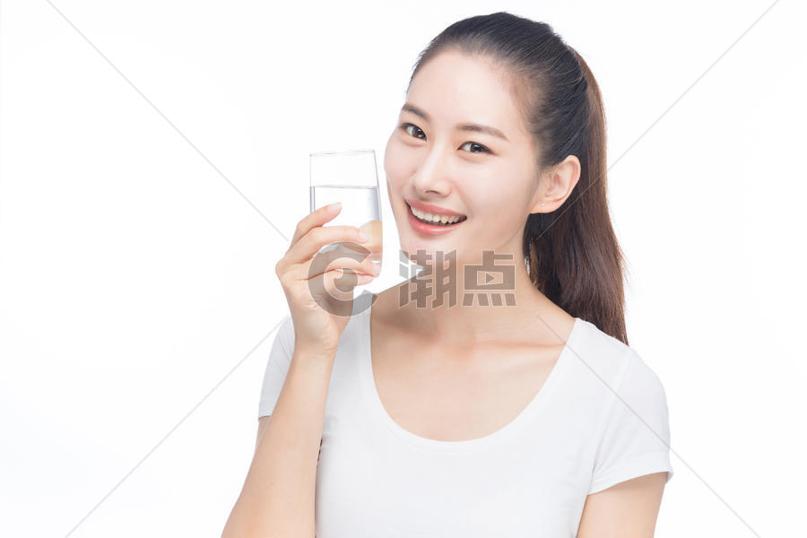 女性喝水图片素材免费下载
