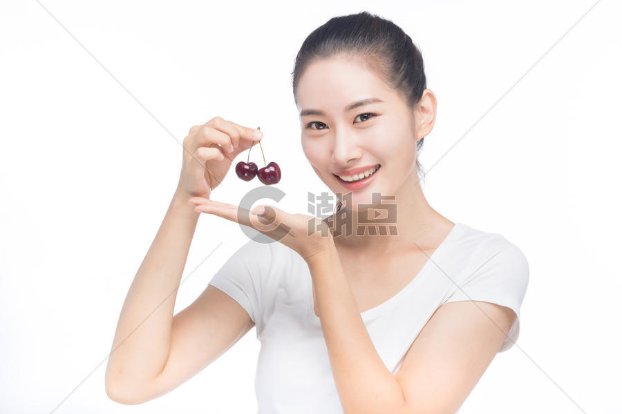 美女吃樱桃图片素材免费下载