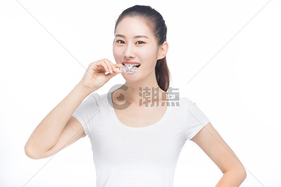 女性戴牙套图片素材免费下载