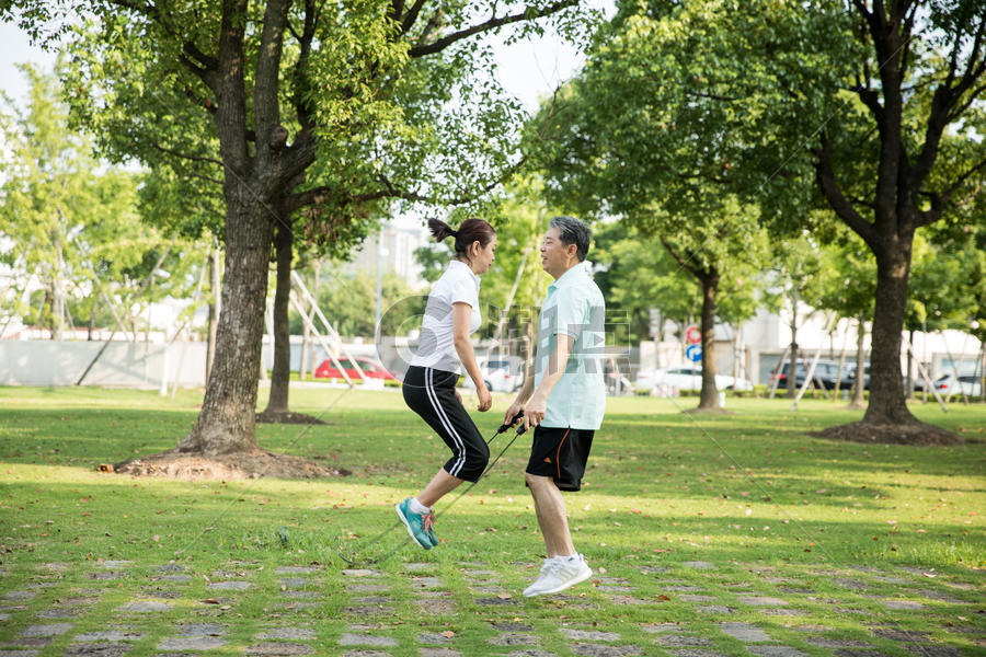 老年人运动锻炼跳绳图片素材免费下载