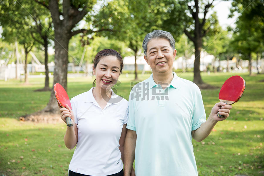 老年人锻炼乒乓球图片素材免费下载