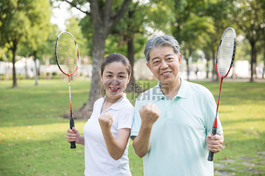 老年人运动羽毛球图片素材免费下载