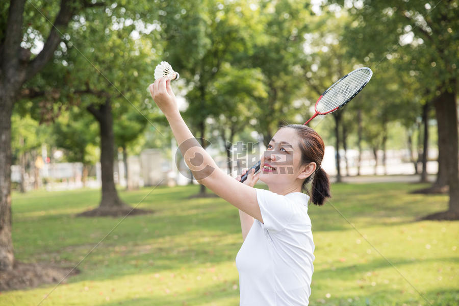 老年人运动羽毛球图片素材免费下载