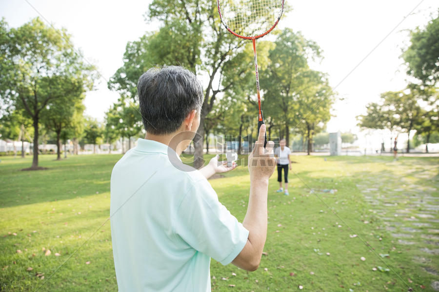 老年人运动羽毛球图片素材免费下载