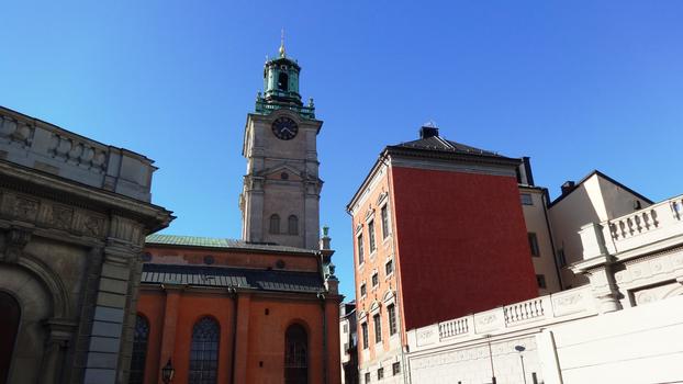 蓝天下的瑞典斯德哥尔摩皇家钟楼图片素材免费下载