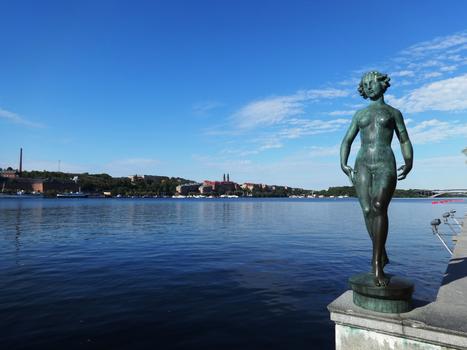 蓝天映衬下的梅拉伦湖及湖畔的雕塑图片素材免费下载