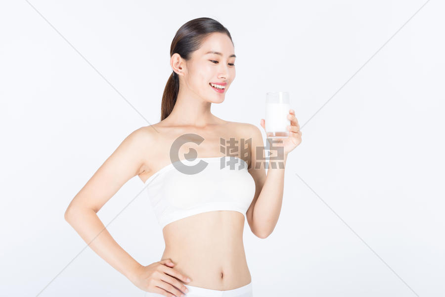 美女喝牛奶图片素材免费下载