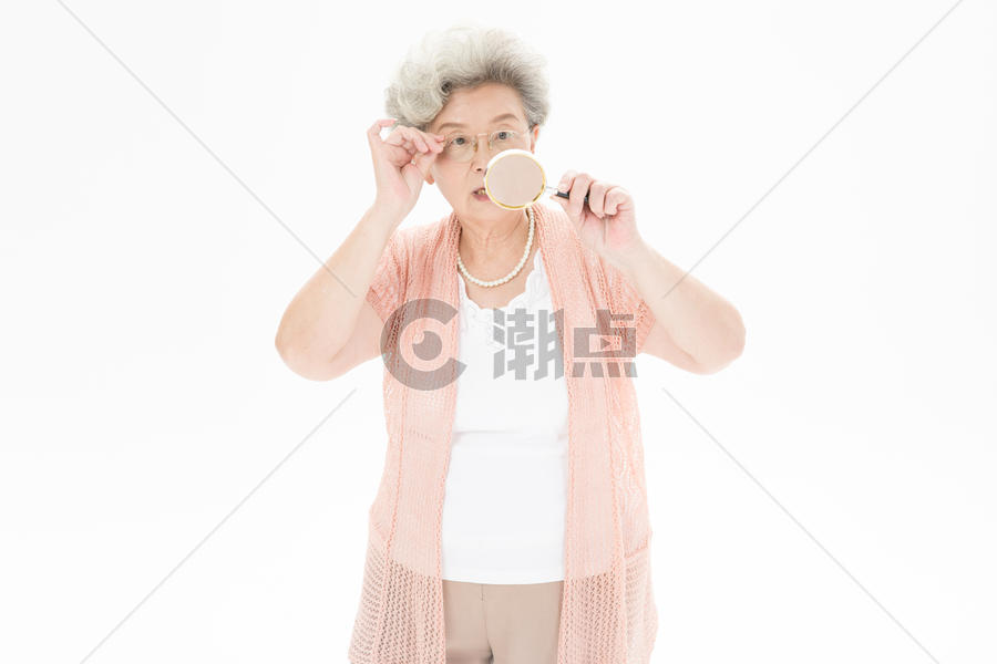 老年奶奶放大镜 图片素材免费下载