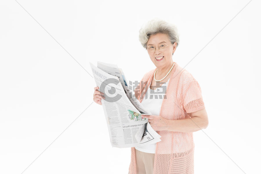 老年人奶奶看报纸图片素材免费下载