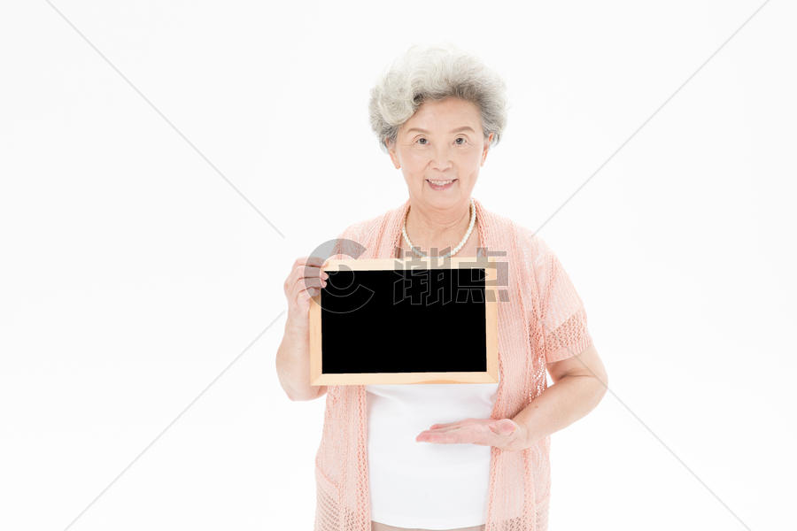 老年奶奶黑板展示图片素材免费下载