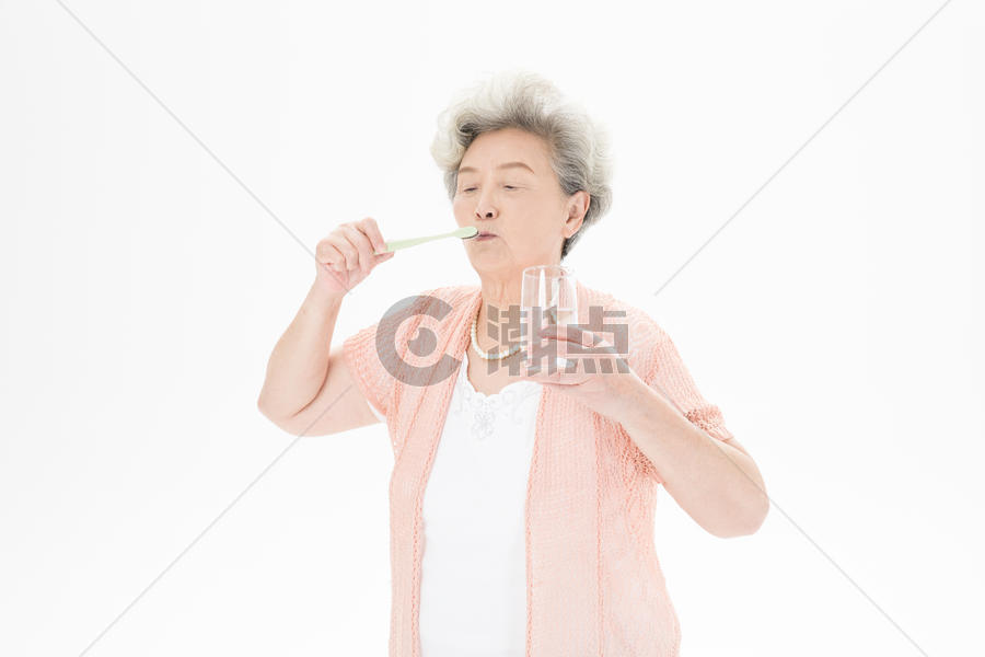 老年人奶奶刷牙图片素材免费下载