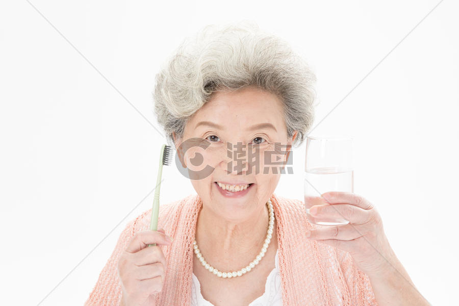 老年人奶奶刷牙图片素材免费下载