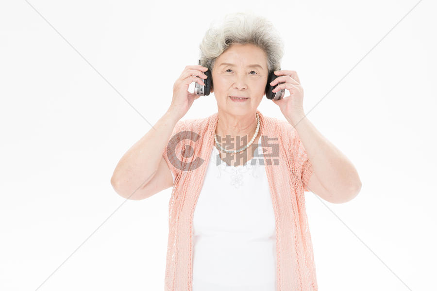 老年人奶奶听歌图片素材免费下载
