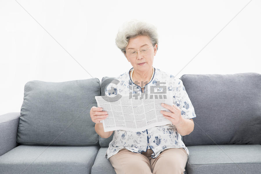 老年奶奶看报纸图片素材免费下载