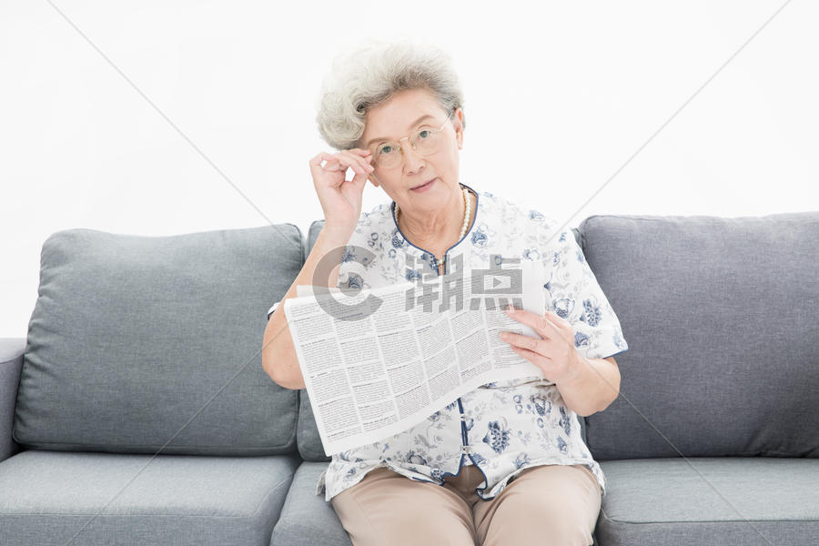 老年奶奶看报纸图片素材免费下载