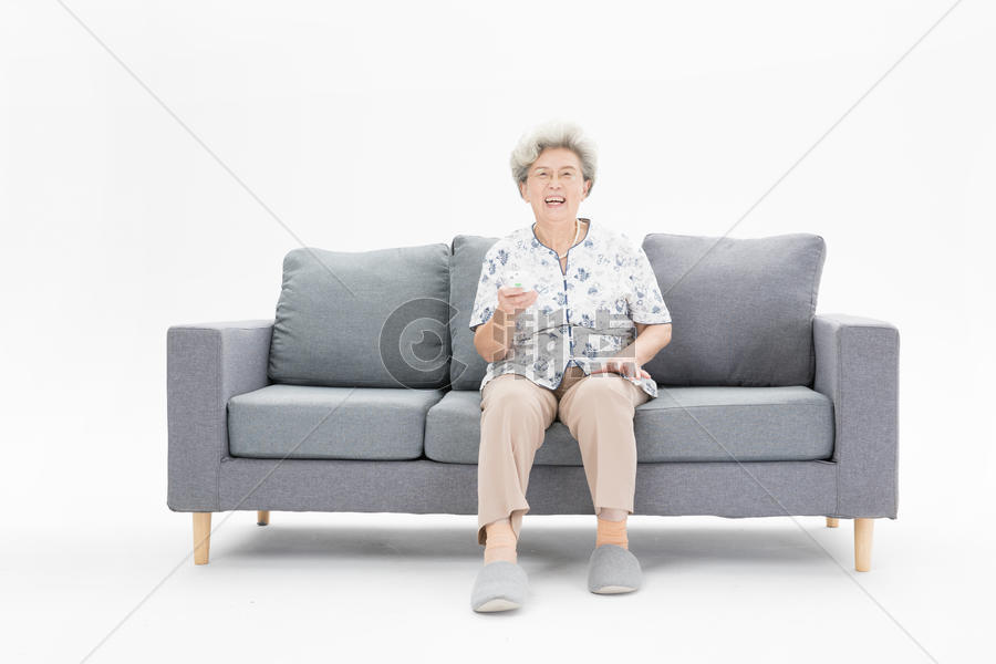 老年奶奶看电视图片素材免费下载