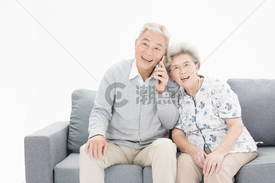 老年夫妇接电话图片素材免费下载