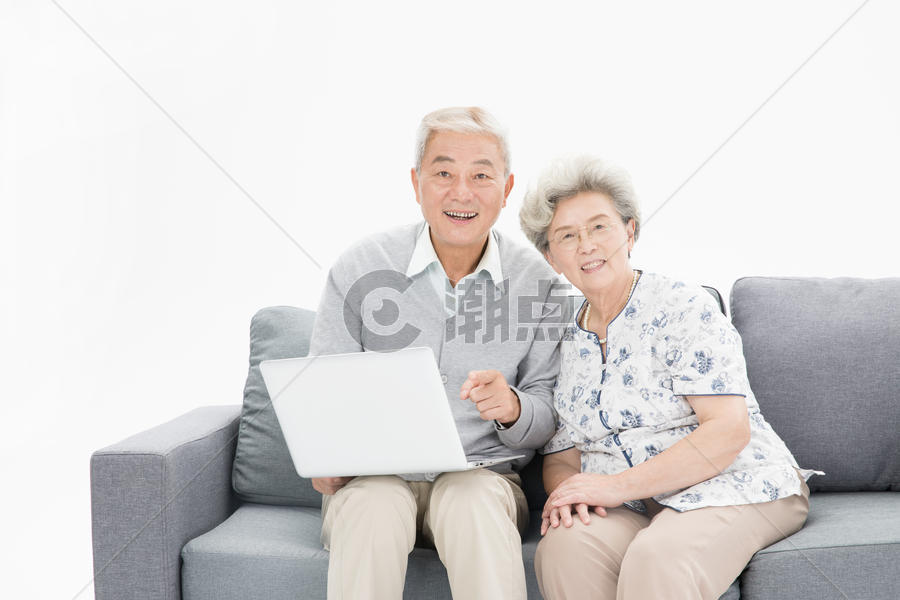老年夫妇玩电脑图片素材免费下载