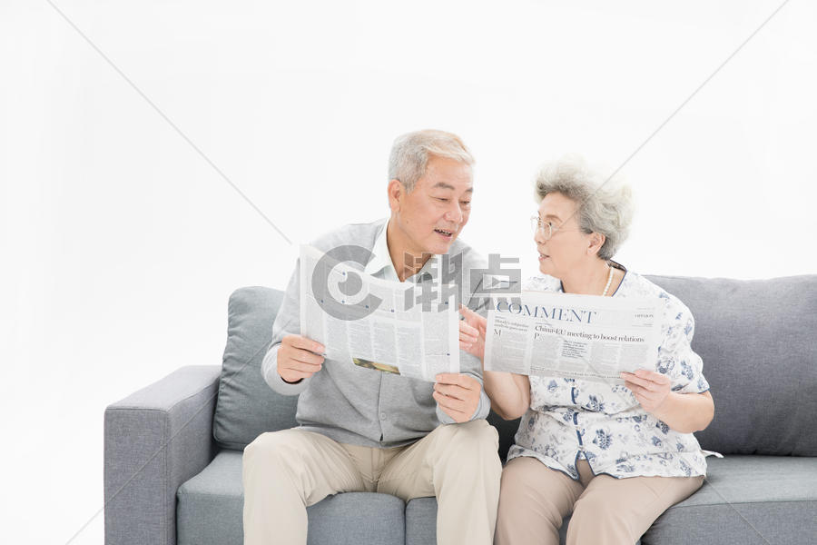 老年夫妇看报纸图片素材免费下载